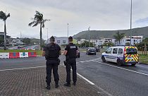 Polícia franceses faz patrulha numa rotunda em Noumea, Nova Caledónia.