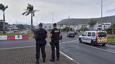 Polícia franceses faz patrulha numa rotunda em Noumea, Nova Caledónia.