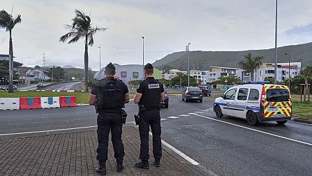 In den gewalttätigen Ausschreitungen ist in Neukaledonien ein Polizist getötet worden. Insgesamt verloren mindestens vier Menschen ihr Leben.