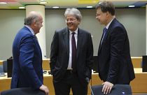 Ο αντιπρόεδρος της ΕΚΤ, Λουίς ντε Γκίντος, ο Επίτροπος Οικονομίας Πάολο Τζεντιλόνι και ο Αντιπρόεδρος της Κομισιόν Βάλντις Ντομπρόφσκις