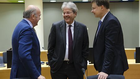 Ο αντιπρόεδρος της ΕΚΤ, Λουίς ντε Γκίντος, ο Επίτροπος Οικονομίας Πάολο Τζεντιλόνι και ο Αντιπρόεδρος της Κομισιόν Βάλντις Ντομπρόφσκις