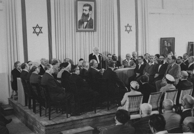 Tel Aviv Sanat Müzesi&apos;ndeki törende İsrail&apos;in bağımsızlık bildirgesini imzalanırken. ilk Başbakan David Ben Gurion, yeni İsrail hükümetinin oturumu sırasında konuşurken