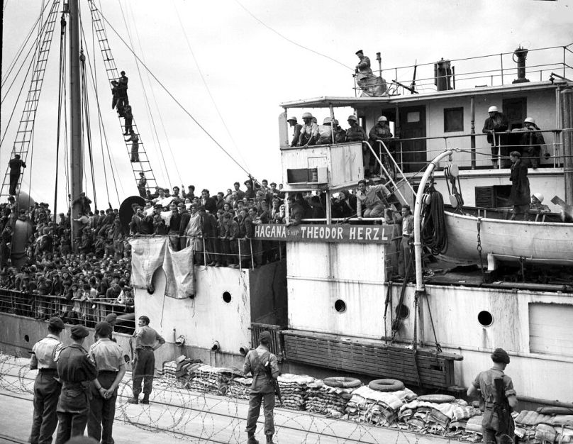 14 Nisan 1947 tarihli fotoğrafta, gemiyle Filistin&apos;in Hayfa kenti limanına getirilen Yahudi göçmenler (arşiv)