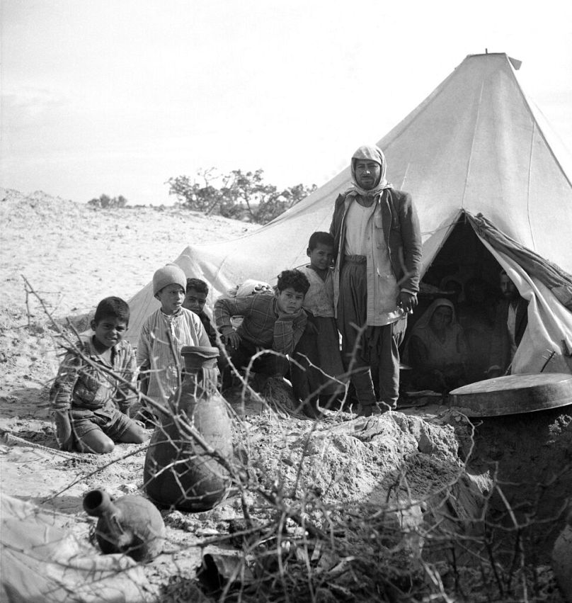 Filistin&apos;in güneyindeki bir mülteci kampında barınmaya çalışan bir aile. 18 Ocak 1949