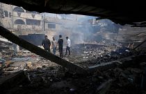 فلسطینی‌ها در ویرانی‌های پس از حمله اسرائیل به مدرسه‌ اونروا در نصیرات، نوار غزه، سه‌شنبه، ۱۴ مه ۲۰۲۴ 