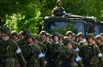 سربازان استونی در رژه نظامی به مناسبت روز پیروزی در ویلجاندی، استونی، ژوئن ۲۰۲۳