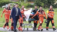 Rettungskräfte bringen den angeschossenen und verletzten slowakischen Premierminister Robert Fico in ein Krankenhaus in Banska Bystrica.
