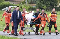 Des secouristes transportent le Premier ministre slovaque Robert Fico, blessé par balle, le 15 mai 2024.