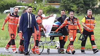 Rettungskräfte bringen den angeschossenen und verletzten slowakischen Premierminister Robert Fico in ein Krankenhaus in Banska Bystrica.