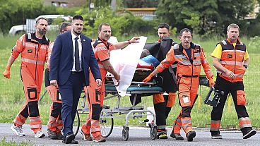 Rettungssanitäter transportieren den angeschossenen slowakischen Fico am Mittwoch, den 15. Mai 2024, in ein Krankenhaus in der Stadt Banska Bystrica. Rettungssanitäter transportieren den angeschossenen slowakischen Fico am Mittwoch, den 15. Mai 2024, in ein Krankenhaus in der Stadt Banska Bystrica.
