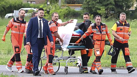 Rettungssanitäter transportieren den angeschossenen slowakischen Fico am Mittwoch, den 15. Mai 2024, in ein Krankenhaus in der Stadt Banska Bystrica.