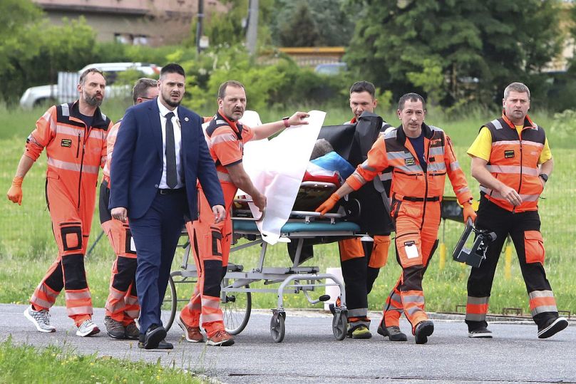 Des secouristes transportent le Premier ministre slovaque Robert Fico, blessé par balle, le 15 mai