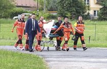 Soccorritori trasportano il primo ministro slovacco Robert Fico, ferito da colpi di arma da fuoco, in un ospedale della città di Banska Bystrica (15 maggio 2024)