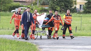 Soccorritori trasportano il primo ministro slovacco Robert Fico, ferito da colpi di arma da fuoco, in un ospedale della città di Banska Bystrica (15 maggio 2024)
