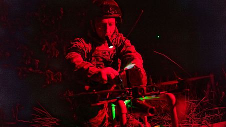 آماده کردن پهپاد انتحاری توسط سرباز اوکراینی در جبهه خارکیف یکشنبه ۱۲ مه (۲۳ اردیبهشت)