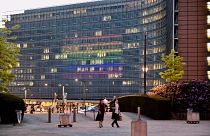 Szivárványos színfestés az Európai Bizottság központjának számiító Berlaymont épületen, Brüsszelben