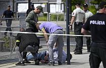 La police arrête un homme après que le premier ministre slovaque Robert Fico a été abattu dans la ville de Handlova, Slovaquie, mercredi 15 mai 2024.