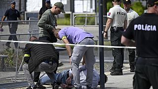 A polícia prende um homem depois de o primeiro-ministro eslovaco, Robert Fico, ter sido baleado na cidade de Handlova, na Eslováquia, na quarta-feira, 15 de maio de 2024.