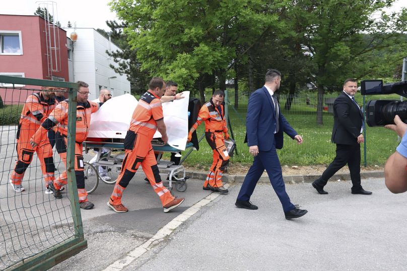Il primo ministro Robert Fico mentre viene trasportato in ospedale