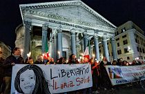 تظاهرکنندگان با بنری با نوشته‌ای به زبان ایتالیایی برای آزادی ایلاریا سالیس در مقابل بنای یادبود پانتئون، در رم جمع شده‌اند، فوریه ۲۰۲۴