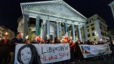 تظاهرکنندگان با بنری با نوشته‌ای به زبان ایتالیایی برای آزادی ایلاریا سالیس در مقابل بنای یادبود پانتئون، در رم جمع شده‌اند، فوریه ۲۰۲۴