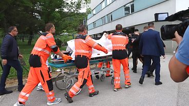 A meglőtt miniszterelnököt szerdán életveszélyes állapotban szállították kórházba