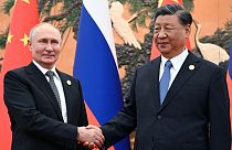 Vladimir Putin, presidente da Rússia (esquerda) e Xi Jinping, presidente da China (à direita)