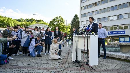 Министр обороны Словакии выступает перед журналистами возле университетской больницы имени Ф. Д. Рузвельта, где прооперировали Роберту Фицо, получившего огнестрельные ранения.