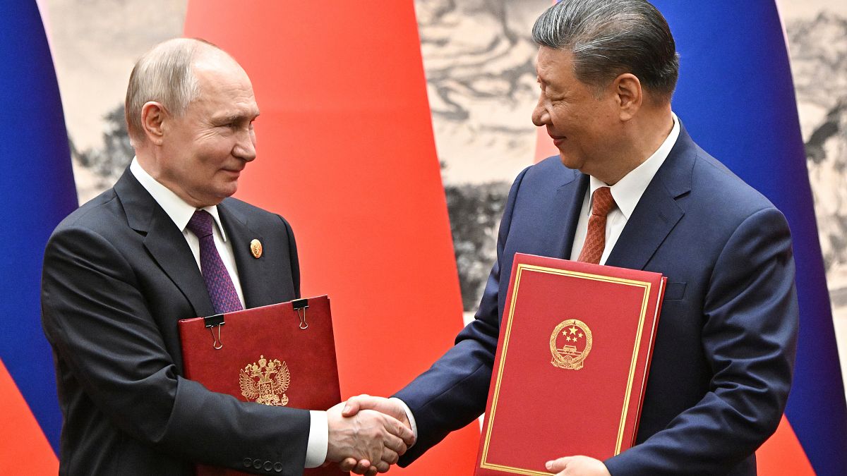 الرئيس الصيني شي جين بينغ والرئيس الروسي فلاديمير بوتين يحضران مراسم توقيع في بكين، الخميس 16 مايو/أيار 2024.