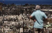 Un hombre observa las consecuencias de un incendio forestal en Lahaina, Hawái, el 19 de agosto de 2023.
