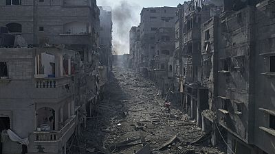 Vista de los escombros de los edificios alcanzados por un ataque aéreo israelí, en Jabalia, Franja de Gaza, el 11 de octubre de 2023.