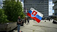 Un hombre reza sosteniendo la bandera de Eslovaquia frente al Hospital Universitario F. D. Roosevelt de Banská Bystrica, donde permanece ingresado Robert Fico.
