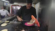 El chef Arturo Rivera Martínez, recién galardonado con una estrella Michelin, prepara un taco en la taquería 'El Califa de León', en Ciudad de México.
