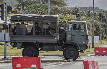 Guardas franceses patrulham as ruas de Noumea, na Nova Caledónia