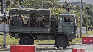 Fransız jandarmalar 16 Mayıs 2024 Perşembe günü Yeni Kaledonya'nın Noumea kentinde sokaklarda devriye geziyor.