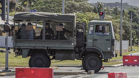 Französische Gendarmen patrouillieren auf den Straßen von Noumea (Neukaledonien),16. Mai 2024.
