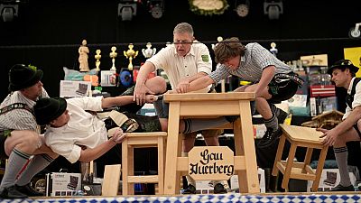 Los alemanes con los dedos más fuertes compiten en el campeonato de lucha "Fingerhakeln" de Baviera