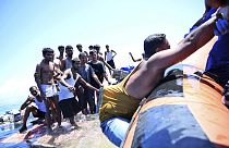 Im März hat ein indonesisches Rettungsschiff Dutzende Rohingya-Flüchtlinge aus einem gekenterten Holzboot gerettet. Viele Flüchtlinge verlieren in unsicheren Booten ihr Leben.