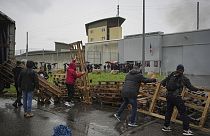 Meslektaşlarının öldürülmesini protesto eden hapishane çalışanları cezaevleri önünde gösteri düzenledi