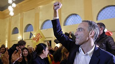 El candidato del Partido Socialista francés a las elecciones europeas Raphael Glucksmann saluda al público durante un mitin en Estrasburgo, este de Francia, el miércoles 24 de abril de 2024. 