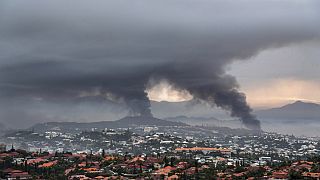 دخان يتصاعد خلال الاحتجاجات في نوميا، كاليدونيا الجديدة