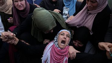 الفلسطينية فيروز صافي تبكي وهي تلقي النظرة الأخيرة على جثمان ابنها أيسر صافي