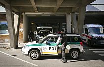 Полицейская машина перед больницей, где лечится премьер-министр Словакии Роберт Фицо, в Банска-Бистрице, 16 мая 2024 года.