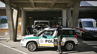 Ein Polizeiauto parkt vor dem F. D. Roosevelt University Hospital, in dem der angeschossene slowakische Premierminister Robert Fico behandelt wird.