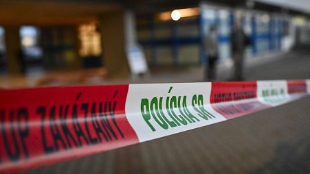 Rendőrségi szalag a besztercebányai kórháznál