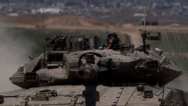 دبابة إسرائيلية بالقرب من الحدود الإسرائيلية مع قطاع غزة