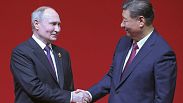 Putin e Xi Jinping deram um aperto de mão durante o concerto que marca o 75º aniversário das relações diplomáticas entre a Rússia e a China