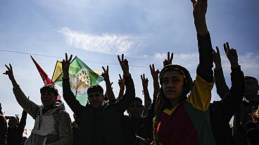 أنصار حزب المساواة والديمقراطية للشعوب الموالي للأكراد يرددون شعارات خلال احتفالات عيد نوروز في إسطنبول