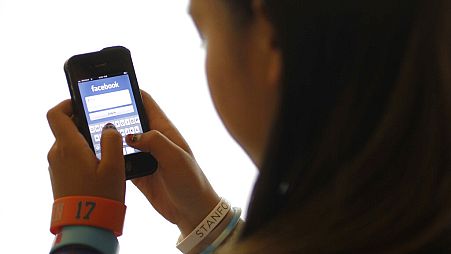 Egy 11 éves kislány bejelentkezik a Facebookra az iPhone-ján a kaliforniai Palo Altóban lévő otthonában.