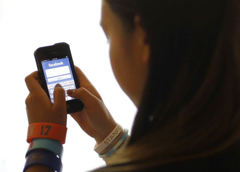 طفلة تبلغ 11 عامًا تتصفّح فايسبوك عبر هاتف آيفون، كاليفورنيا، حزيران/يونيو 2012.